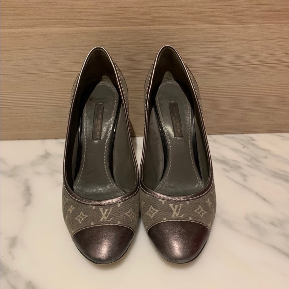 VINTAGE GRAY/SILVER LOUIS VUITTON PUMPS